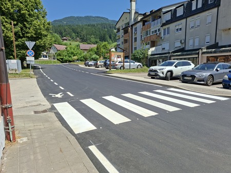 rekonstrukcija cestišča z zarisom poti za pešce
