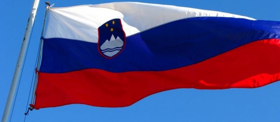 Slovenska-zastava_1-1068x468
